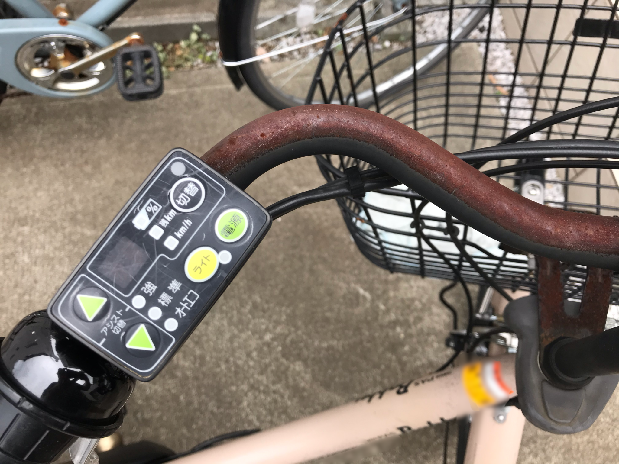 サビついた倉庫の床と自転車のハンドルでサビ落としの効果を確認してみた | あとやる